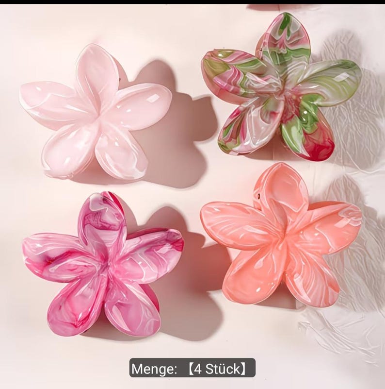 Puede incluir: Cuatro pinzas para el cabello con forma de flor. Una es de color rosa claro s&oacute;lido, mientras que las otras presentan patrones jaspeados en rosa y blanco, verde y rosa, y melocot&oacute;n y blanco. Cada pinza tiene cinco p&eacute;talos y un acabado brillante. Texto: Menge: 【4 St&uuml;ck】.