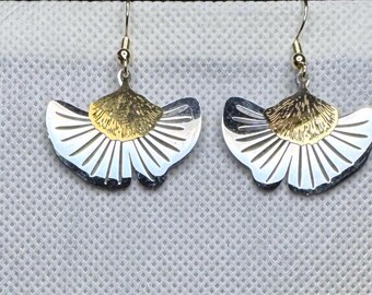 Pendientes de acero inoxidable bicolor con forma de hoja de ginkgo.