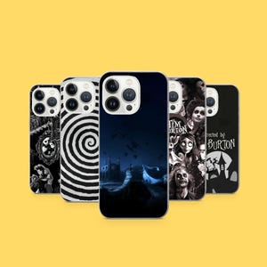 Puede incluir: Una taza de cerámica blanca con un asa negra y el texto "But First, Coffee" en negro, en negrita. La taza está sobre una superficie blanca.