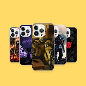 Op de afbeelding: Een verzameling van vijf telefoonhoesjes met verschillende ontwerpen. De hoesjes tonen afbeeldingen van personages uit de Transformers-franchise, waaronder Bumblebee en Optimus Prime, en andere grafische ontwerpen. De hoesjes worden getoond tegen een gele achtergrond.