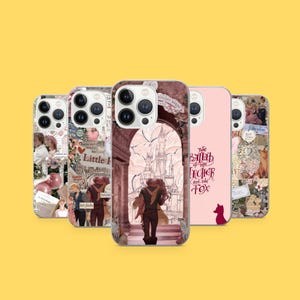 Puede incluir: Una colección de fundas para teléfonos con varios diseños. Una funda presenta una pareja abrazándose bajo un arco, otra tiene el texto "Little H", y una rosa muestra "The Ballad of the Archer and Fox". Sobre un fondo amarillo.