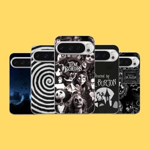 Puede incluir: Una colección de cinco fundas para teléfono con diseños inspirados en las películas de Tim Burton. Las fundas muestran varios gráficos en blanco y negro, incluyendo una espiral, personajes de películas y el texto "Directed by Burton."