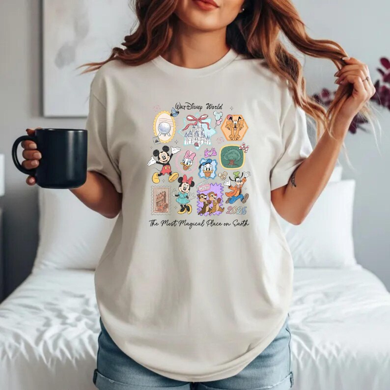 Peut inclure: T-shirt beige avec un motif color&eacute; de personnages et d'ic&ocirc;nes Disney. Le design comprend Mickey Mouse, Minnie Mouse, Donald Duck et Dingo, avec le texte "Walt Disney World" et "The Most Magical Place on Earth."