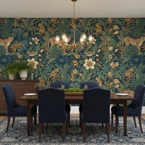Pode incluir: Uma sala de jantar com uma mesa de madeira escura e quatro cadeiras estofadas em azul-marinho, contra um papel de parede com padrão de selva de leopardos, macacos e flores. Um lustre de latão pende acima e uma planta verde está num aparador.