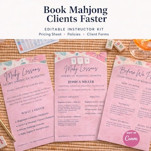 Könnte beinhalten: Rosa und weiß bedruckte Flyer für American Mahjong-Kurse mit Texten wie "Book Mahjong Clients Faster" und "Mahj Lessons". Die Flyer listen Kursoptionen, Preise und Informationen zum Lehrer auf. Mahjong-Steine und ein Glas Flüssigkeit sind ebenfalls zu sehen.