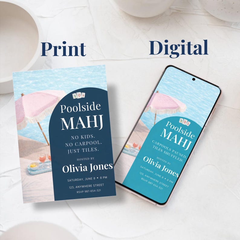 Op de afbeelding: Een gedrukte uitnodiging en een digitale telefoonschermweergave met een "Poolside MAHJ"-ontwerp. De uitnodiging en het telefoonscherm tonen een strandsc&egrave;ne met een roze parasol en de tekst: "Geen kinderen. Geen carpool. Gewoon tegels."
