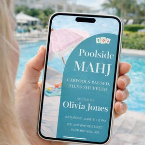 Op de afbeelding: Een smartphone toont een turquoise uitnodiging voor een Mahjong-evenement aan de rand van het zwembad. De uitnodiging bevat de tekst "Poolside MAHJ", "Hosted by Olivia Jones" en evenementdetails. Een roze en witte gestreepte parasol is zichtbaar.