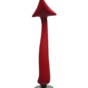 Puede incluir: Un tirador de grifo rojo en forma de flecha con base cromada. La flecha tiene un acabado liso y mate y un diseño distintivo que apunta hacia arriba. El tirador está diseñado para un grifo de cerveza.