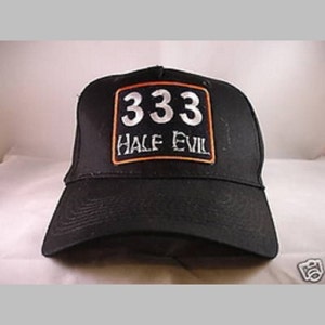 Könnte beinhalten: Schwarze Baseballkappe mit einem orangefarbenen und weißen gestickten Aufnäher mit der Aufschrift "333 Half Evil".