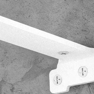 K&ouml;nnte beinhalten: Ein wei&szlig;er L-f&ouml;rmiger Regalwinkel aus Metall mit strukturierter Oberfl&auml;che. Der Winkel verf&uuml;gt &uuml;ber einen langen horizontalen Arm und eine vertikale Montageplatte mit drei vorgebohrten L&ouml;chern, die jeweils mit einer silbernen Kreuzschlitzschraube befestigt sind.
