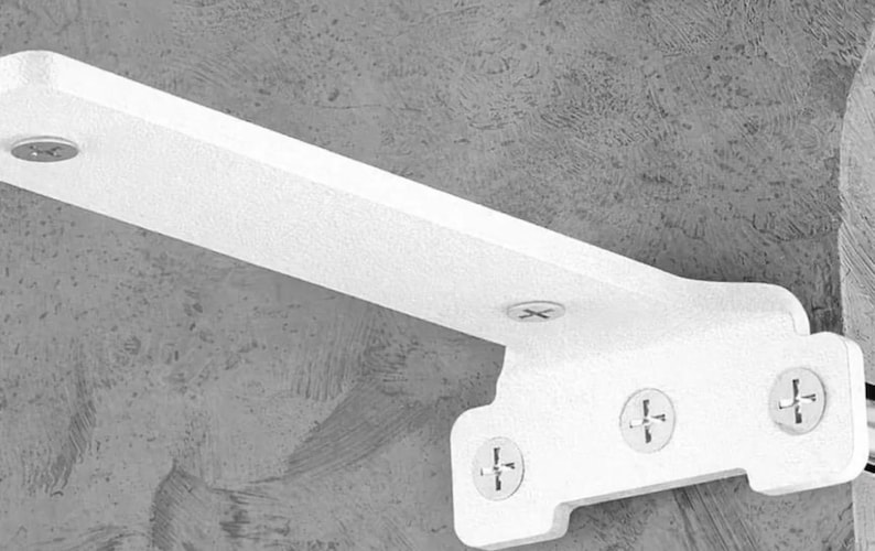K&ouml;nnte beinhalten: Ein wei&szlig;er L-f&ouml;rmiger Regalwinkel aus Metall mit strukturierter Oberfl&auml;che. Der Winkel verf&uuml;gt &uuml;ber einen langen horizontalen Arm und eine vertikale Montageplatte mit drei vorgebohrten L&ouml;chern, die jeweils mit einer silbernen Kreuzschlitzschraube befestigt sind.