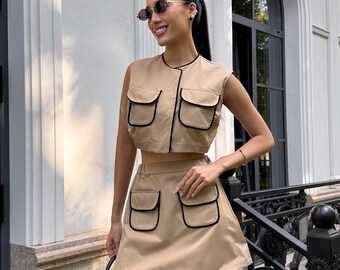 Minimalistische beige katoenen set, mouwloos hemdje met bijpassende rok