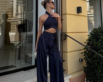 Conjunto de dos piezas de satén para mujer: top y pantalón elegantes, ropa de noche chic.