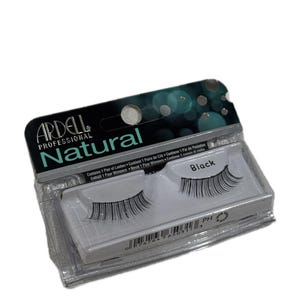Könnte beinhalten: Eine Packung schwarzer falscher Wimpern von Ardell Professional Natural. Die Verpackung besteht aus transparentem Kunststoff mit einem schwarzen und tealfarbenen Etikett. Auf dem Etikett steht "Ardell Professional Natural" und "Black". Die Wimpern werden in der Verpackung angezeigt.