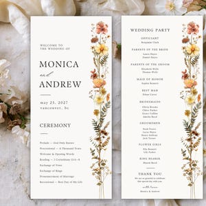 Puede incluir: Dos tarjetas verticales de programa de boda con fondo blanco e ilustraciones florales de flores silvestres en naranja, amarillo y marrón. El texto incluye los nombres Monica y Andrew, la fecha 25 de mayo de 2027, el programa y la lista de invitados.