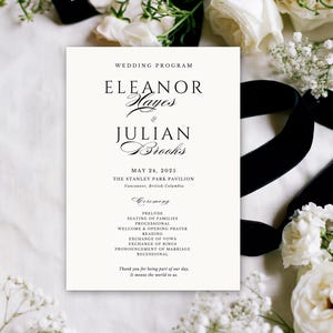 Puede incluir: Una tarjeta de programa de boda blanca con tipografía negra serif y cursiva. El texto dice Eleanor Hayes y Julian Brooks, 24 de mayo de 2025, The Stanley Park Pavilion, Vancouver, British Columbia, seguido de una lista de eventos de la ceremonia.