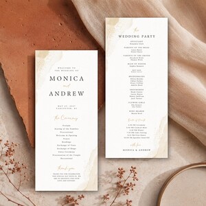 Può includere: Due cartoncini verticali per il programma di nozze su carta bianca con testo nero serif e accenti color acquerello beige tenue. La carta a sinistra elenca i dettagli della cerimonia per Monica e Andrew, quella a destra il corteo e il programma.