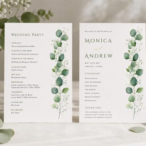 Może przedstawiać: Dwa programy ceremonii ślubnej z akcentami eukaliptusa i kwiatów. Lewy program głosi "Wedding Party" z nazwiskami. Prawy program głosi "Welcome to the Wedding of Monica and Andrew" ze szczegółami ceremonii.