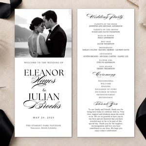 Könnte beinhalten: Ein zweiseitiges Hochzeitsprogramm mit einem schwarz-weißen Foto eines Paares im oberen Bereich. Der Text enthält die Namen Eleanor Hayes und Julian Brooks, das Datum 24. Mai 2025, den Ort sowie eine detaillierte Liste der Hochzeitsgesellschaft.