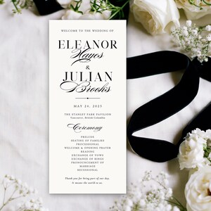 Könnte beinhalten: Ein rechteckiges Hochzeitszeremonie-Programm auf weißem Karton mit schwarzer Serifenschrift und Schreibschrift. Der Text lautet: Welcome to the wedding of Eleanor Hayes & Julian Brooks, May 24, 2025, The Stanley Park Pavilion, Vancouver, British Columbia.