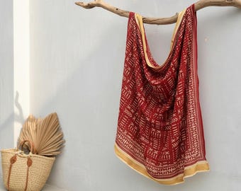 Pareo de algodón con estampado geométrico a mano en color granate, estilo bohemio playero.