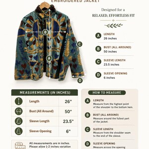 Puede incluir: Una chaqueta verde azulado con bordados florales dorados y azul oscuro. La tabla de tallas muestra medidas en pulgadas: largo 26, busto 50, largo de manga 23.5 y apertura de manga 6. Texto: 'SIZE CHART', 'EMBROIDERED JACKET', 'RELAXED, EFFORTLESS FIT'.