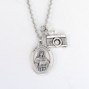 Collana con macchina fotografica di Santa Veronica, regalo per la Cresima per ragazze, gioielli cattolici, regalo per fotografi, collana della Santa Patrona