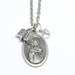 Collar de Santa Teresa de Ávila - Joyería católica - Regalos de confirmación para niñas - Regalos para amantes de la lectura - Medalla de Santa Teresa