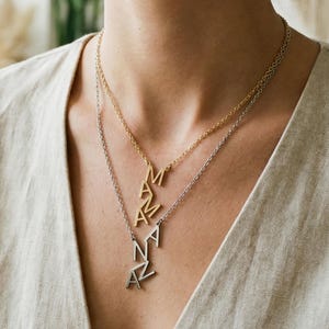 Puede incluir: Un letrero de madera rústica con el texto "Welcome to our porch" en letras blancas. El letrero presenta un acabado envejecido y un diseño sencillo y acogedor, ideal para la decoración exterior.