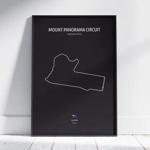Puede incluir: Póster enmarcado en negro con el trazado blanco del circuito de Mount Panorama. El texto "Mount Panorama Circuit" está en la parte superior, con la longitud de la pista debajo. La bandera australiana y la ubicación están en la parte inferior.