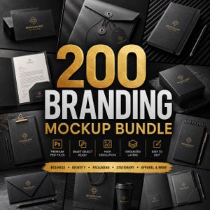 Op de afbeelding: Een verzameling zwarte branding-mockups met gouden accenten, waaronder briefpapier en verpakkingen. De afbeelding toont verschillende items zoals notitieboekjes, enveloppen en een boodschappentas. De tekst luidt "200 BRANDING MOCKUP BUNDLE".