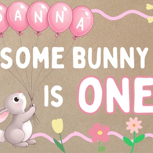 Puede incluir: Ilustración temática de cumpleaños con un conejito gris sosteniendo globos. Los globos rosas deletrean "JOANNA". El texto dice "SOME BUNNY IS ONE". El fondo es marrón con detalles rosas y amarillos, flores y un sol.