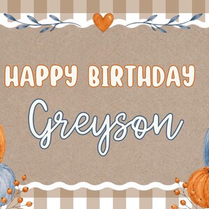 Op de afbeelding: Een rechthoekig bord met een beige en wit gingham-patroon met de tekst HAPPY BIRTHDAY Greyson in oranje en blauw. Het ontwerp bevat aquarelillustraties van oranje en blauwe pompoenen, kleine oranje bessen en een hartje.