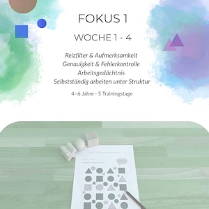 Może przedstawiać: Arkusz z kształtami geometrycznymi i ołówkiem, obok drewnianych klocków i piłki, na zielonej drewnianej powierzchni. Arkusz zawiera tekst "FOKUS 1 WOCHE 1-4" i inny niemiecki tekst. Kolorowe abstrakcyjne kształty w tle.