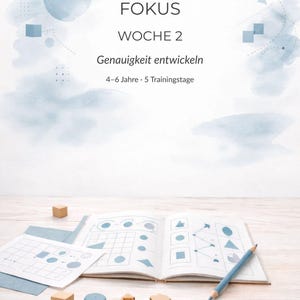 May include: An open book with geometric shapes and a blue pencil, accompanied by wooden blocks and printed worksheets. The image features the text "Fokus Woche 2" and "Genauigkeit entwickeln" on a light blue watercolor background.