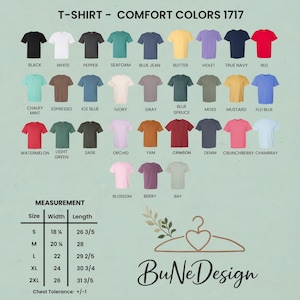 Pu&ograve; includere: Una tabella colori di t-shirt Comfort Colors 1717, che mostra varie tonalit&agrave; come nero, bianco e rosso. L'immagine include una guida alle misure dalla S alla 2XL e il marchio "BuNe Design". Misure in centimetri.