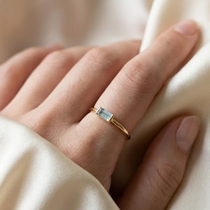 以下が含まれることがあります： 斑点のあるマット仕上げのセラミックマグカップ3個セット。マグカップはクリーム色、ライトグレー、ダークグレーです。各マグカップはシンプルでミニマリストなデザインで、コーヒーや紅茶に最適です。