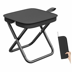 Könnte beinhalten: Ein schwarzer Klapphocker mit gepolsterter Sitzfläche und Tragegriff. Der Hocker hat ein schwarzes Metallgestell und wird sowohl gefaltet als auch entfaltet gezeigt. Der ausgeklappte Hocker ist etwa 30 cm groß.