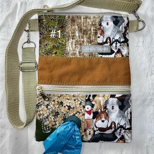 Może przedstawiać: Torba do spacerów z psem z regulowanym beżowym paskiem i srebrnym osprzętem. Torba ma patchworkowy design z tkaniną z motywem psów, brązowym panelem i dwiema przegrodami zapinanymi na zamek. Zawiera niebieski dozownik na worki na śmieci.