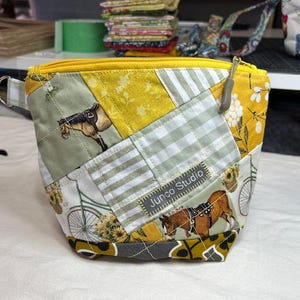 Op de afbeelding: Een set van drie keramische mokken met een gespikkelde, matte afwerking. De mokken zijn in de kleuren crème, lichtgrijs en donkergrijs. Elke mok heeft een eenvoudig, minimalistisch ontwerp, perfect voor koffie of thee.