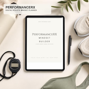 Może przedstawiać: Tablet wyświetlający cyfrowy dziennik Performancerx Mindset Builder dla sportowców z napisem Train Your Mind Like Your Body. Tablet otoczony jest czarnym stoperem, czarnym długopisem, beżowymi butami sportowymi i zielonym stanikiem sportowym.