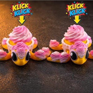 Könnte beinhalten: Zwei cupcake-förmige Schildkröten mit rosa und weißem Zuckerguss, gelben Schalen und schwarzen Augen. Der Text "KLICK KLICK" ist über den Leckereien abgebildet.