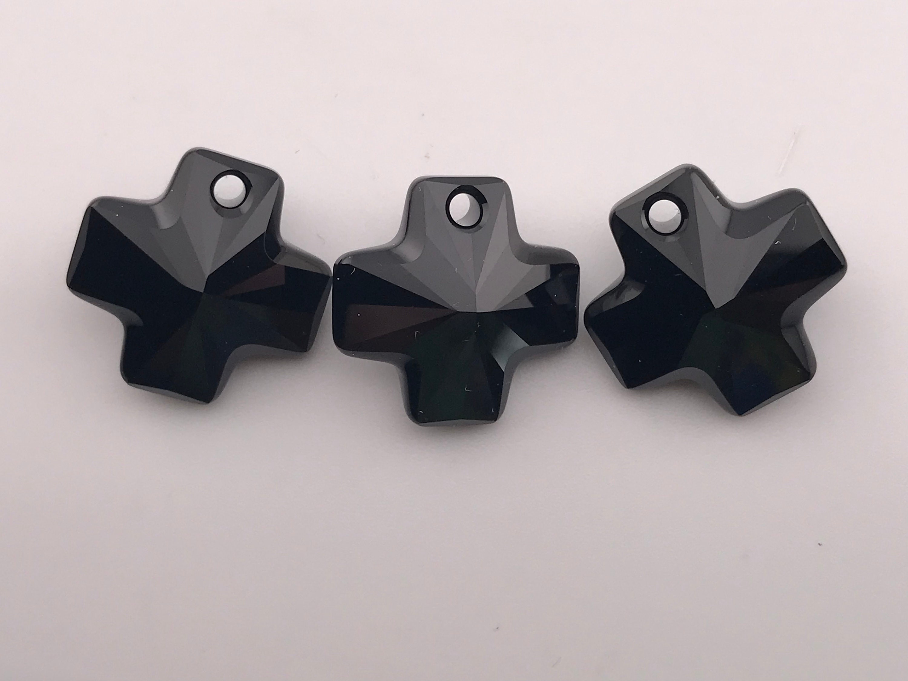2つのアート6866ファセットカットスワロフスキークロスシェイプ