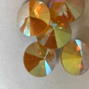 Eight beautiful Swarovski rivoli stones - art 1122 - 12mm - yellow opal