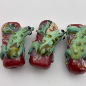 Två förtjusande lampwork-glaspärlor med trädgrodor - 22 x 10 mm