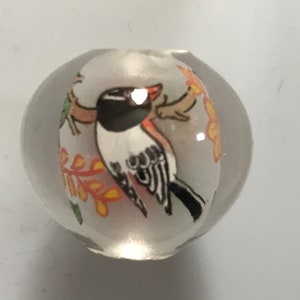 One dazzling vintage Chinese reverse-painted glass bead: black and white bird with orange beak and floral motif  - 25 mm
