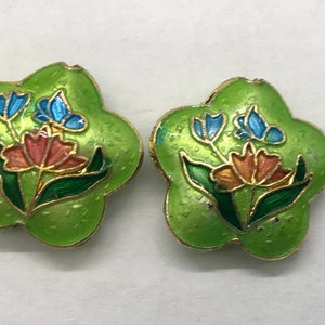 Four gorgeous cloisonne beads with flowers on a lime colored background, enamel and gold-finished copper - 19-20 mm star
