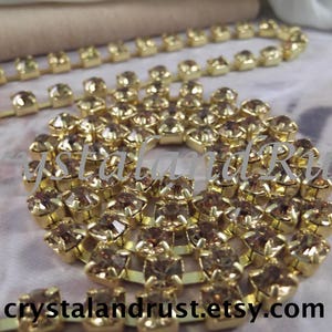 Cadena de copas con diamantes de imitación de topacio claro de 6 mm --- Base de metal dorado --- 1 yarda (36 pulgadas)