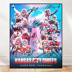 Puede incluir: Un póster enmarcado con el equipo de fútbol americano de los Kansas City Chiefs, celebrando su victoria en el Super Bowl. La imagen muestra a los jugadores con uniformes rojos y blancos, con firmas y el trofeo del Super Bowl. Se muestra el texto "Kansas City Chiefs Super Bowl Champions".