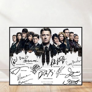 Puede incluir: Póster enmarcado con el elenco de la serie de televisión "Gotham". La imagen muestra un grupo de actores, con sus firmas debajo. El póster tiene un borde negro e incluye el título y la temporada de la serie.